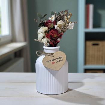 Weiße Dekovase aus Raysin im Skandi‑Stil, Variante A, mit liebevoll arrangierten Trockenblumen.